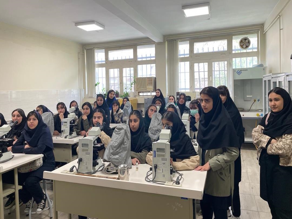 بازدید دانش آموزان دبیرستان بشارت تبریز