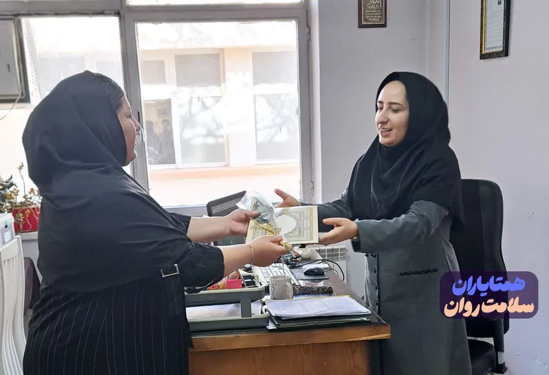تقدیر از سرکار خانم دکتر حاجی‌زاده به مناسبت روز جهانی معلم توسط همتایاران سلامت روان دانشگاه علوم پزشکی تبریز 