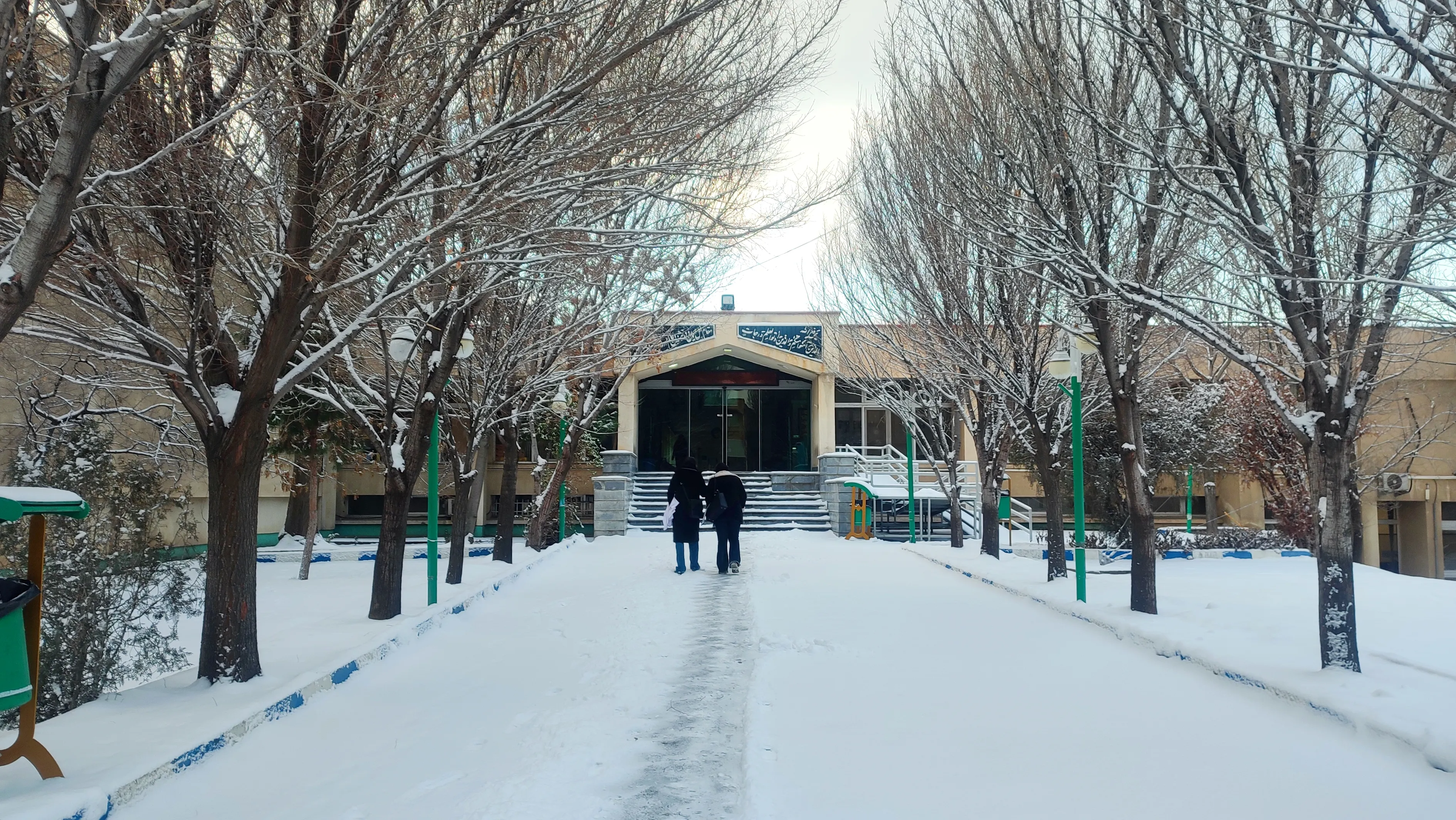 زمستان، نقاش بی‌همتایی است که، با قلم موی سرما و پالت برف، تابلوهای بی‌نظیری از سکونت و آرامش خلق می‌کند.